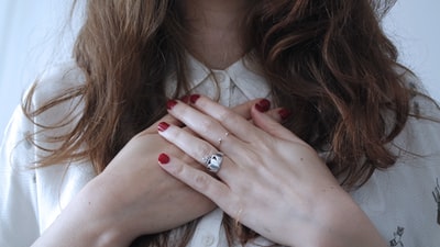 女人戴着银戒指
